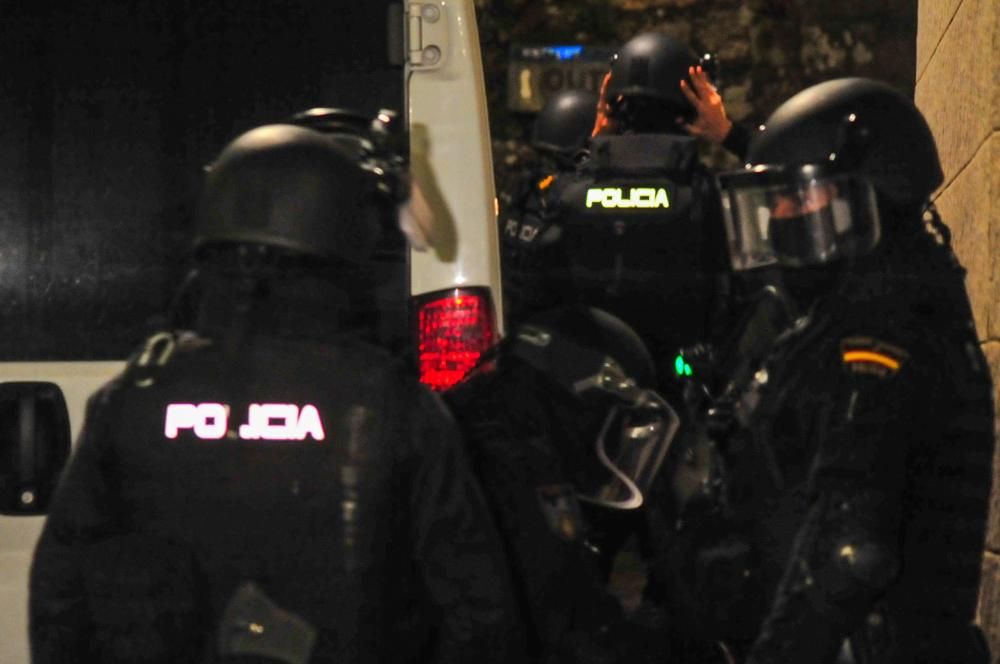 Efectivos del GOES de la Policía Nacional, frente a la vivienda del hombre.