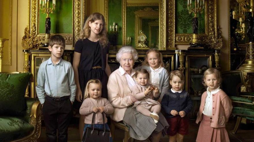 La reina Isabel II, con sus nietos y bisnietos.