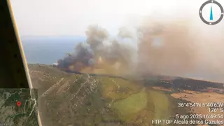 El fuerte viento extiende el fuego en Tarifa: desalojan el camping La Peña tras arder una autocaravana