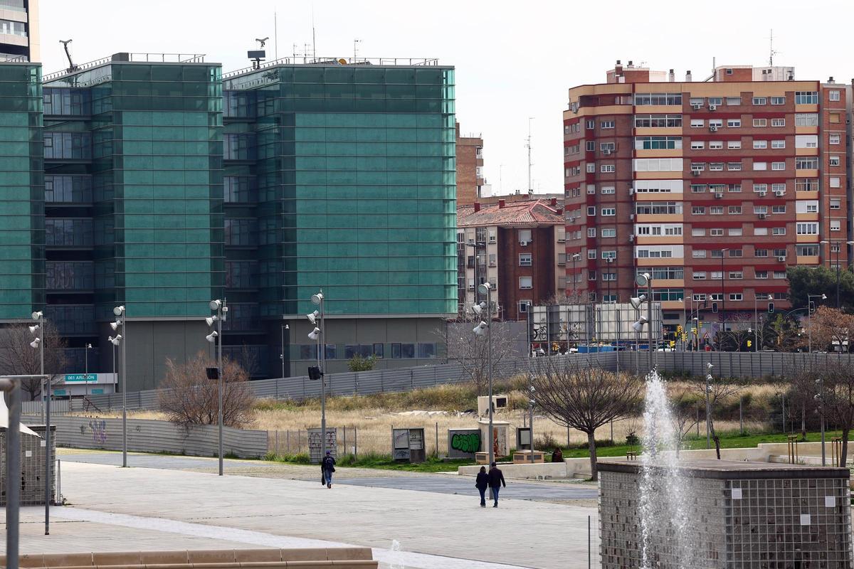 Solar de ZAV donde se construirán 234 nuevas viviendas, junto al Inocencio Jiménez.