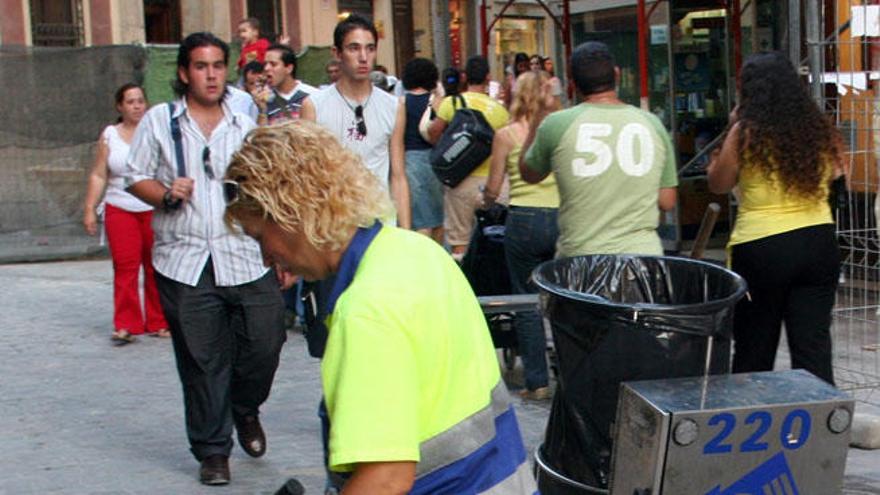 Una barrendera de Limasa en el Centro.