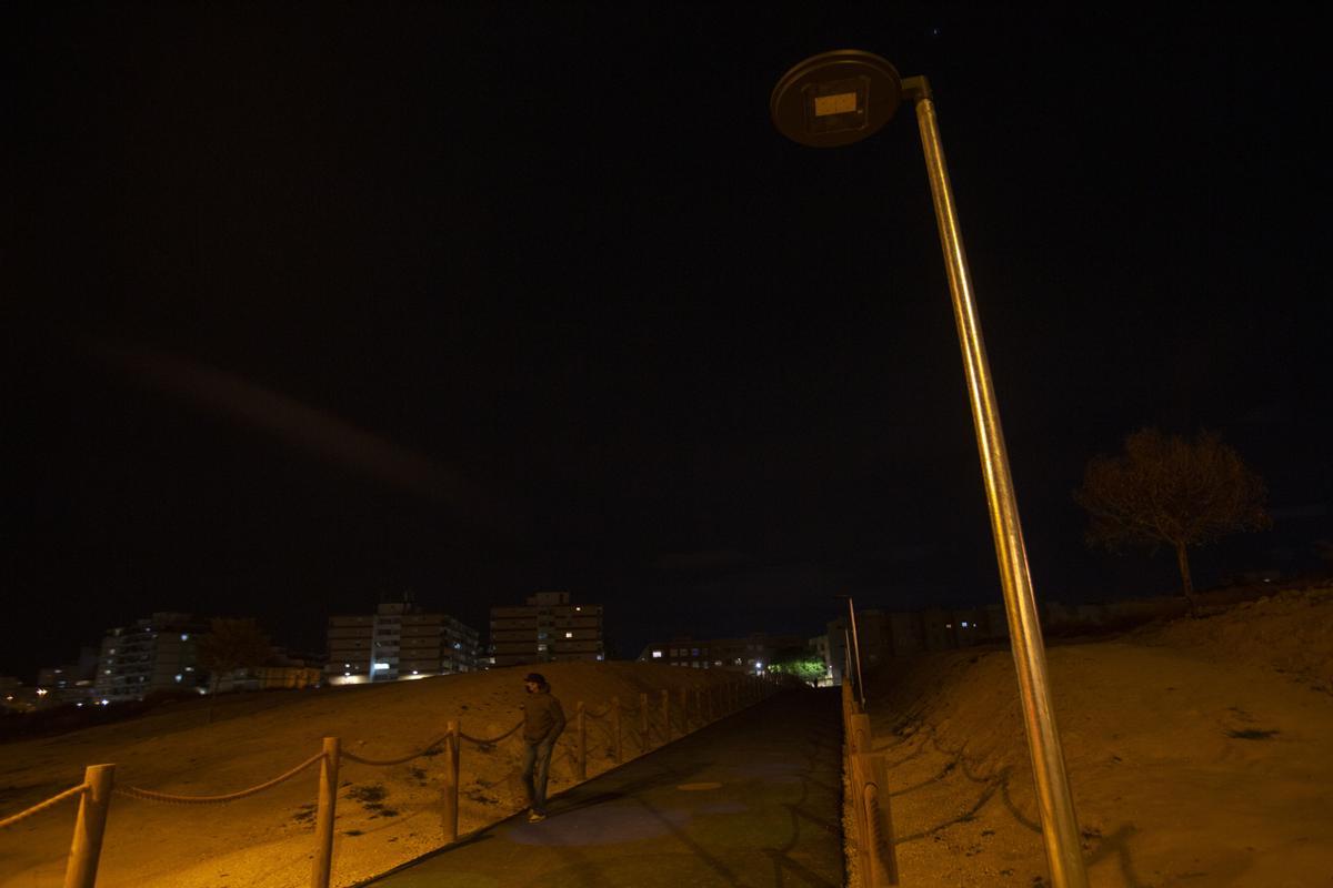 Las farolas aún no se han encendido, pese a llevar meses los pasos abiertos a los ciudadanos