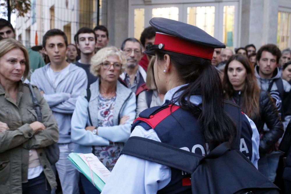 Els Mossos d''Esquadra arriben a l''escola Eximenis de Girona
