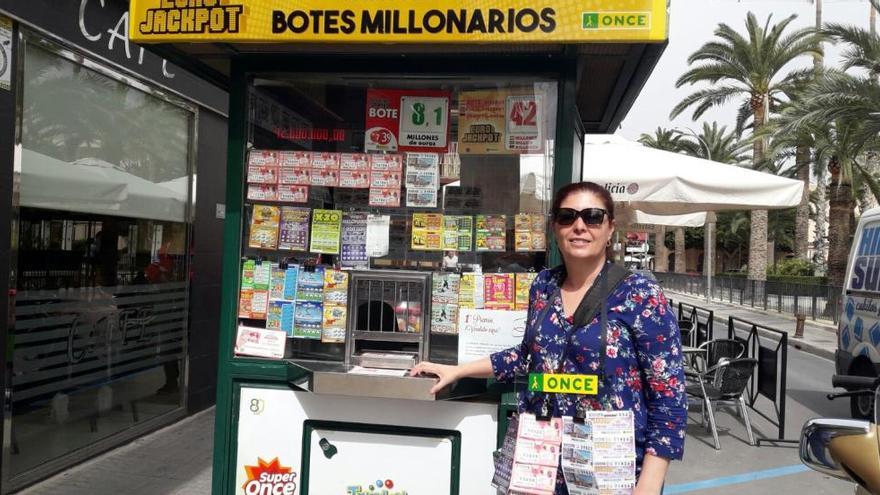 La veterana vendedora de la ONCE en su kiosko de Aspe