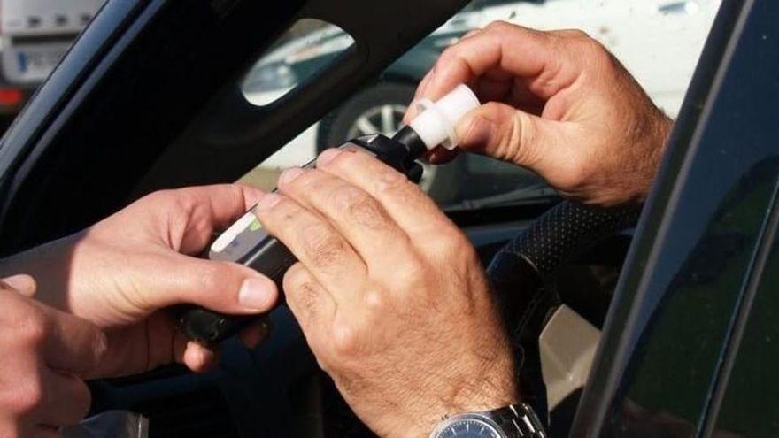 Un policia fent el test d&#039;alcoholèmia