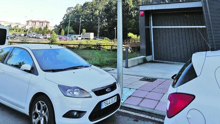 Acceso al garaje bloqueado por una farola.