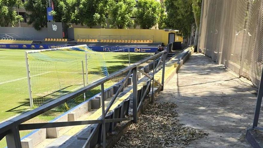 Así están las instalaciones y gradas del campo municipal de fútbol de Los Arcos en Orihuela