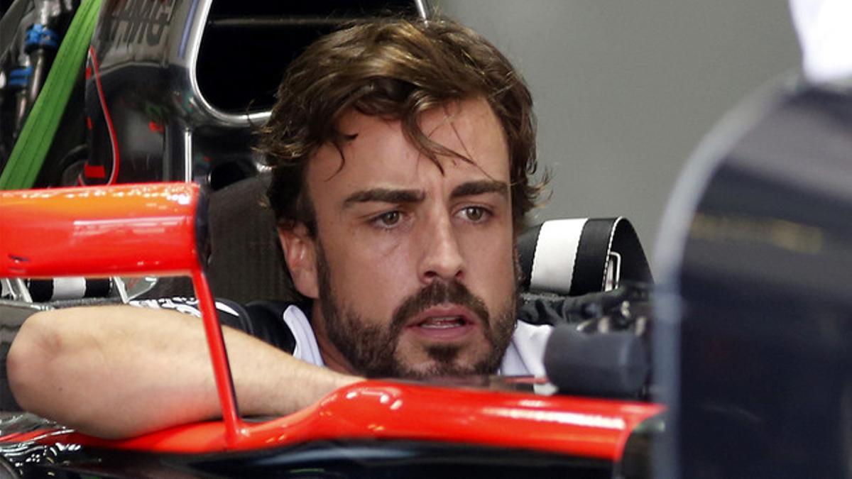 Fernando Alonso, sentado en su monoplaza, antes del GP de Malasia, en Sepang