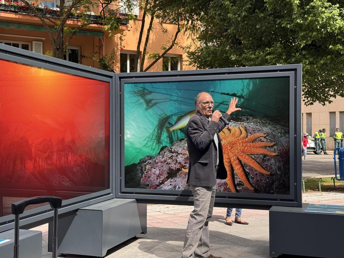 Rubén Duro detalla una de las fotografías de la exposición