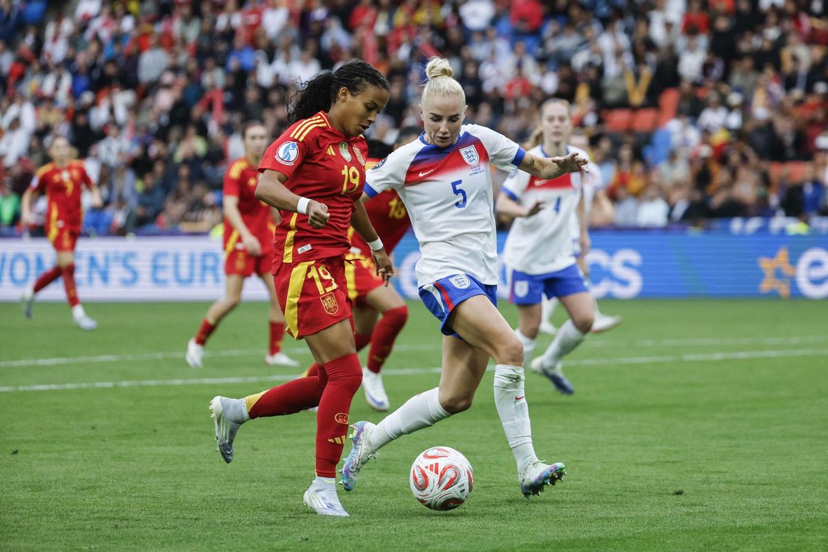 La delantera de España, Vicky López (i), conduce el balón ante la defensora de Inglaterra, Alex Greenwood, durante el encuentro.
