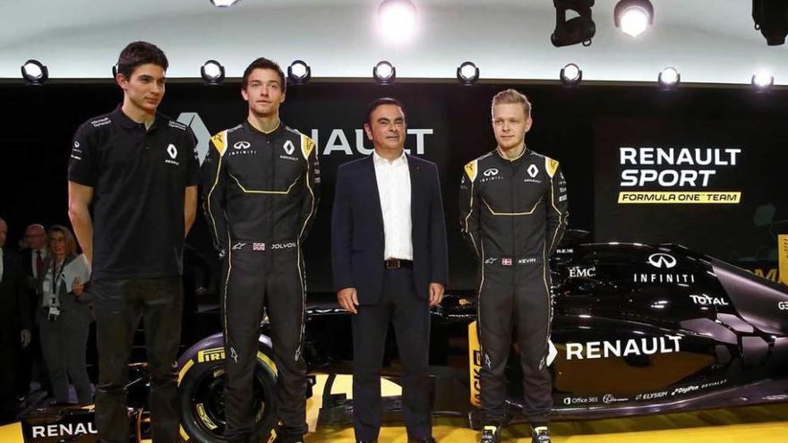 Los pilotos de Renault posan con Carlos Ghosn, segundo por la derecha.