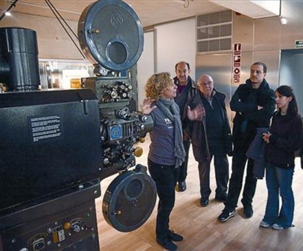Un grup de veïns visiten la sala d’exposicions de la Filmoteca. Un grup de veïns visiten la sala d’exposicions de la Filmoteca.