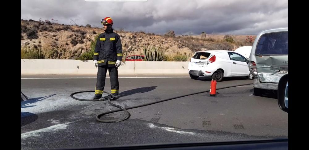 Un accidente múltiple en San Agustín bloquea la autopista del Sur