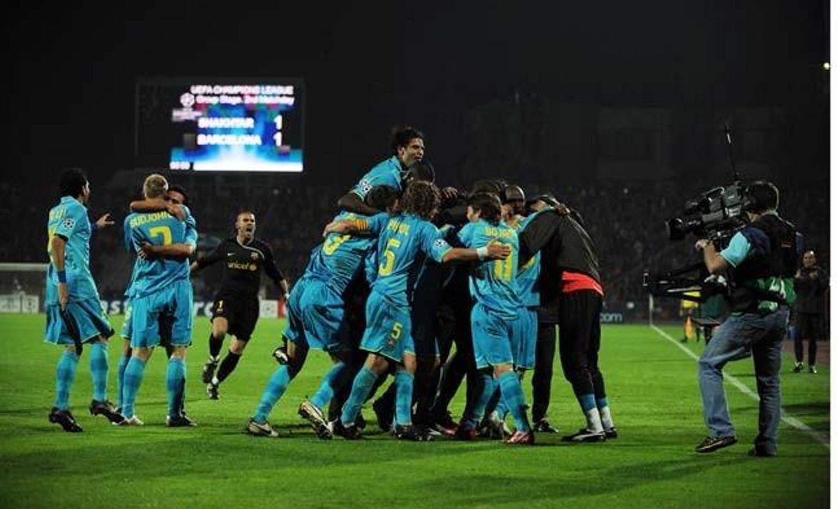 Els jugadors del Barça, titulars i suplents, s’abracen a Messi després d’anotar en el descompte el gol de la victòria a Donetsk en el partit de la fase de grups de la Champions League 2008-09.
