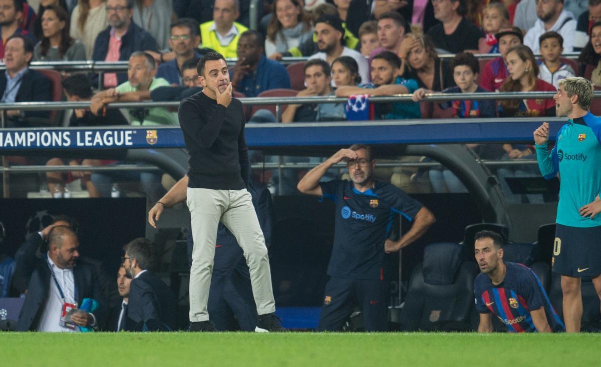 Xavi, preocupado, en los minutos finales del duelo con el Inter en el Camp Nou.