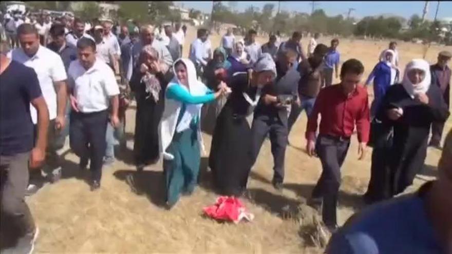 Comienzan los entierros de las 54 víctimas del atentado de la boda de Gaziantep