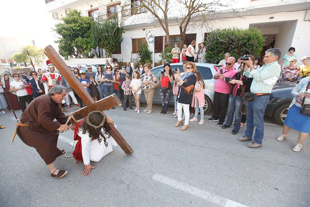 Centenares de personas asisten en el Puig de Missa a la recreación de la muerte de Jesucristo.