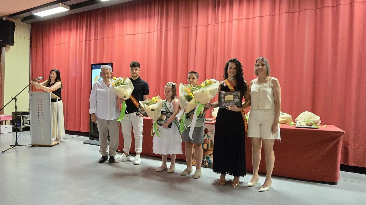 Entrega de las bandas a los galanes y reinas de las fiestas de La Victoria.