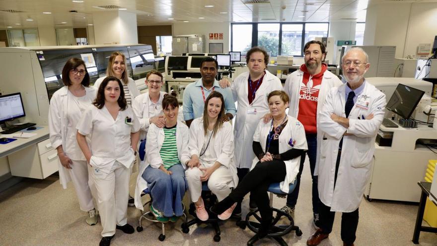 Desde la izquierda, Faustino Blanco (director de la FINBA), Guillermo Muñiz (director científico del ISPA), Laura Gutiérrez, Ganesh Mohan, y los investigadores Zacaria Jaiteh, Andrea Acebes, Sergio Ruiz, Patricia Villar y Graciela Carbajo, delante del ISPA. En el círculo, Laura Gutiérrez y Ganesh Mohan, en el laboratorio.