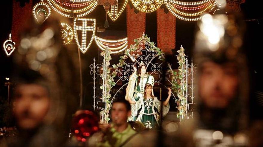 La luz y el color protagonizaron el desfile de las tropas cristianas que recibió innumerables aplausos por las calles de La Vila Joiosa