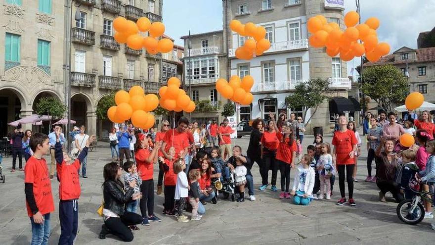 Los globos fueron soltados a mediodía por niños y adultos. // Rafa Vázquez