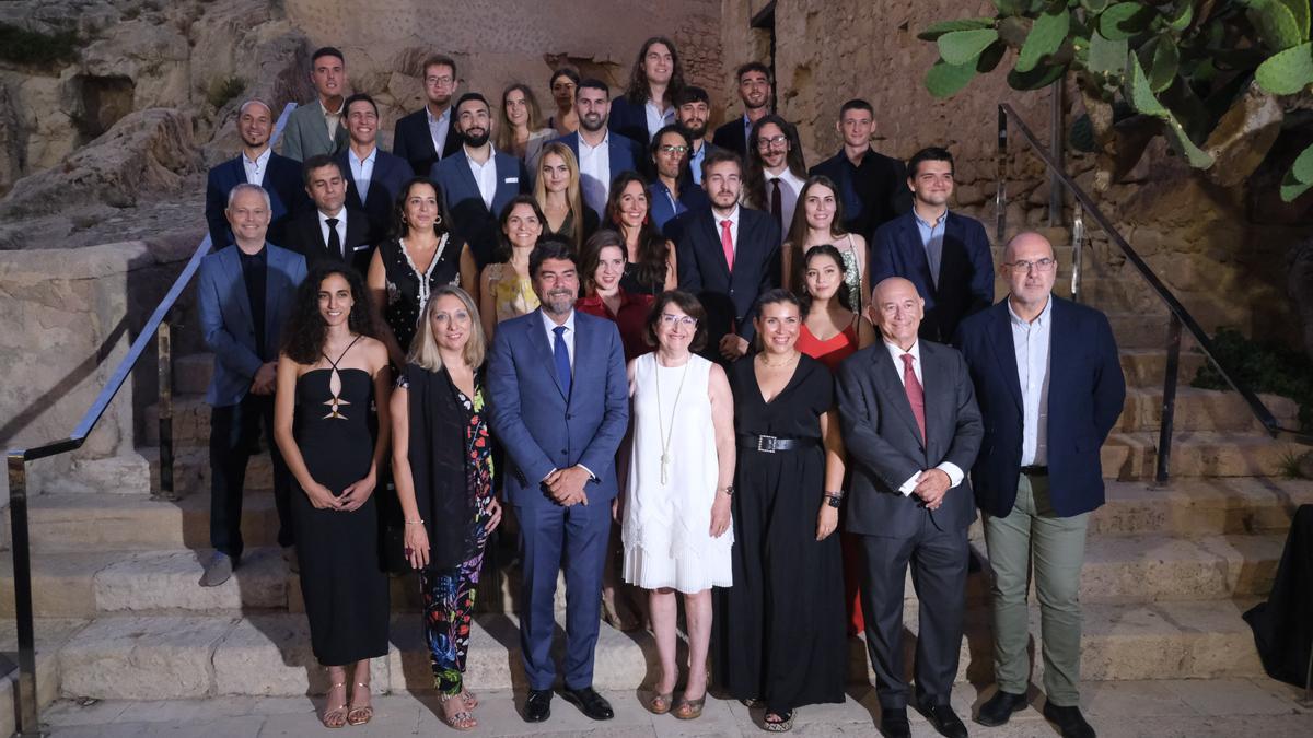 Los galardonados en la última edición de los premios junto a las autoridades.