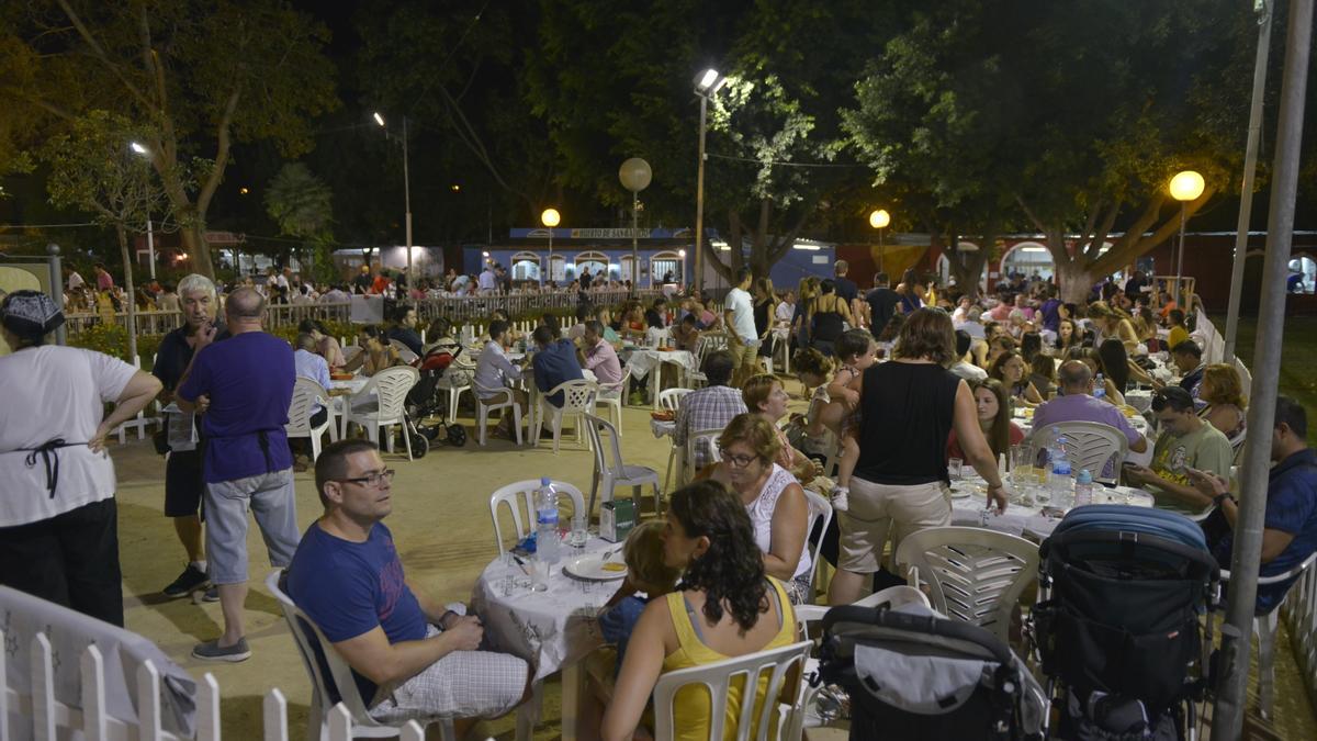 Murcianos y visitantes disfrutan de una cena en los Huertos del Malecón, en una imagen tomada en un año que no había covid.