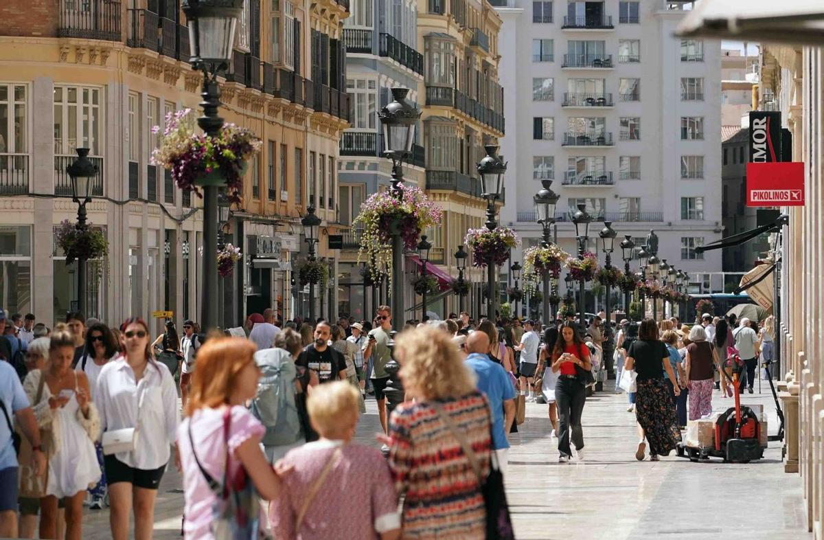 Viandantes por la calle Larios de la capital malagueña. | ÁLEX ZEA