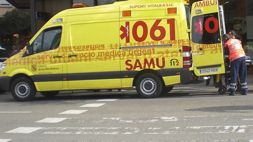 Un hombre ebrio agrede a una sanitaria en una ambulancia en Palma