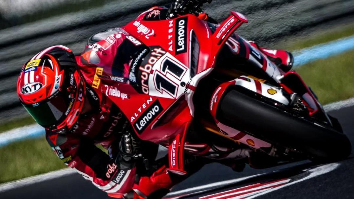 Nicoló Bulega subido a su Aruba.it Ducati