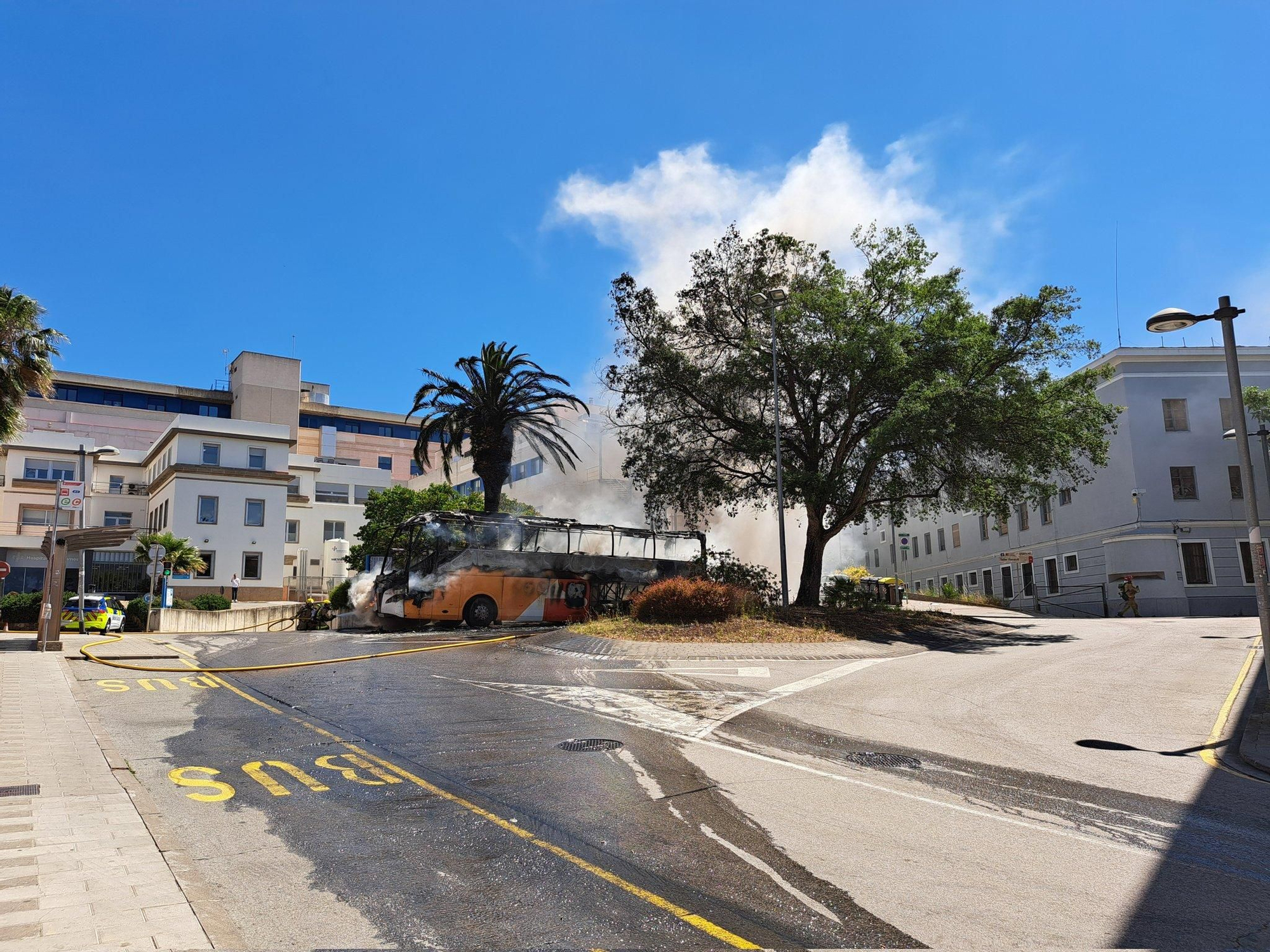 Crema un autobús a tocar l&#039;hospital de Palamós