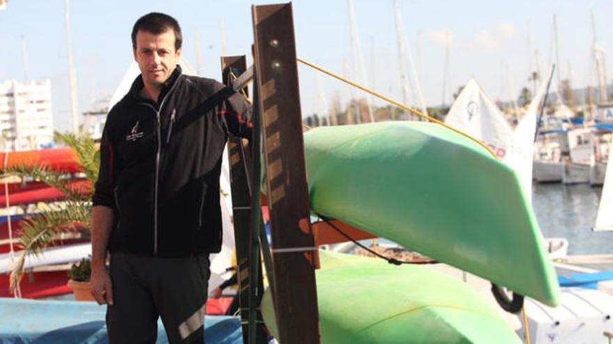 Eduardo Prendes posa en las instalaciones del Club Nàutic Sant Antoni.