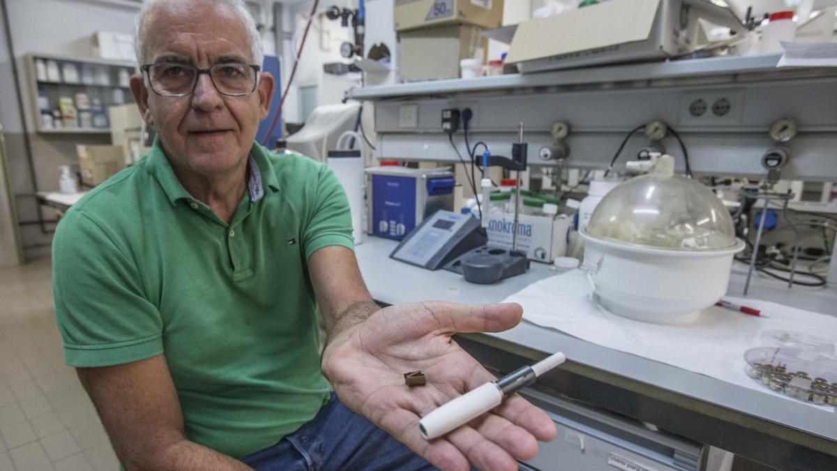 Un cigarrillo menos tóxico. El catedrático de Ingeniería Química de la UA Antonio Marcilla ya ha patentado catalizadores que reducen un tercio la toxicidad del tabaco. Con esta nueva investigación busca la fórmula para introducir catalizadores en el cigarrillo electrónico de manera que se reduzca aún más la toxicidad del humo o aerosol que genera.