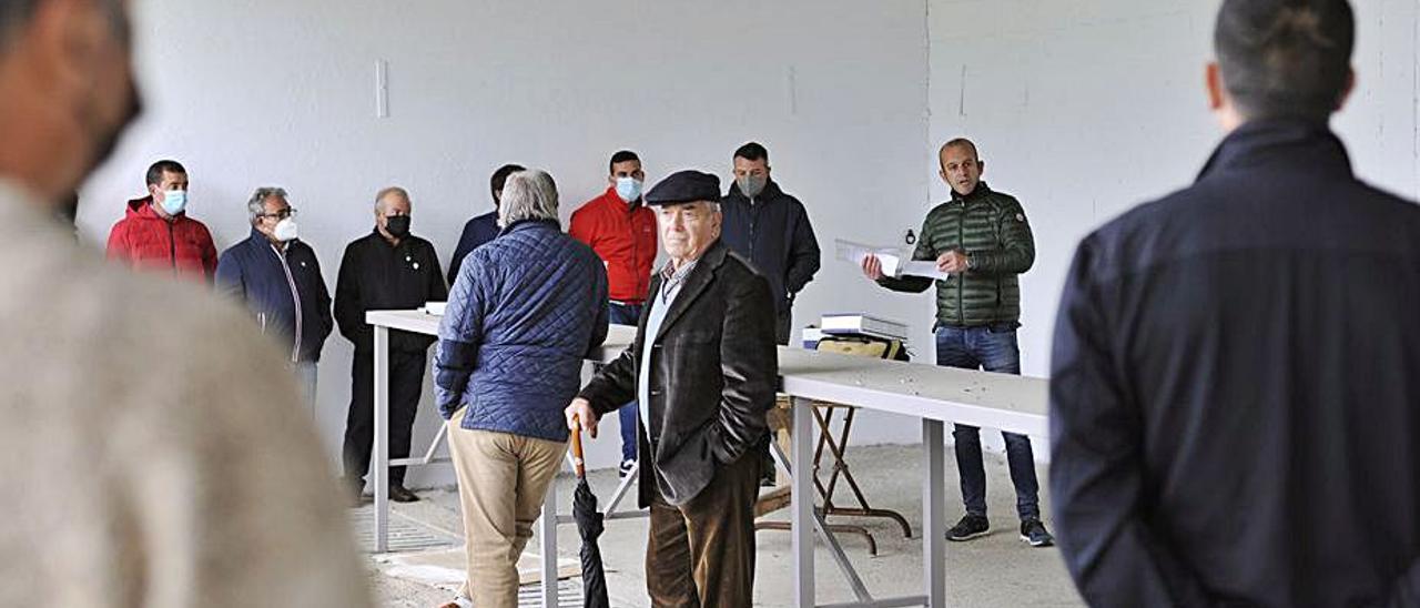 Los cazadores celebraron asamblea en A Gouxa.   | // BERNABÉ/JAVIER LALÍN