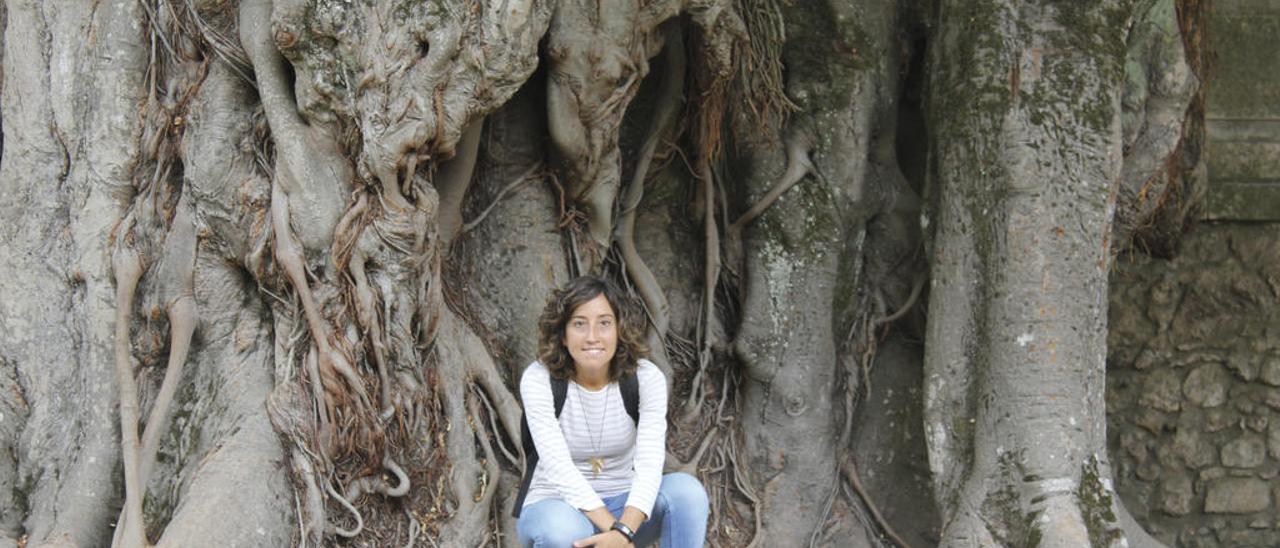 La bióloga betanceira Aitana Ares, ante la figueira estranguladora, un símbolo del Jardín Botánico de Coímbra.