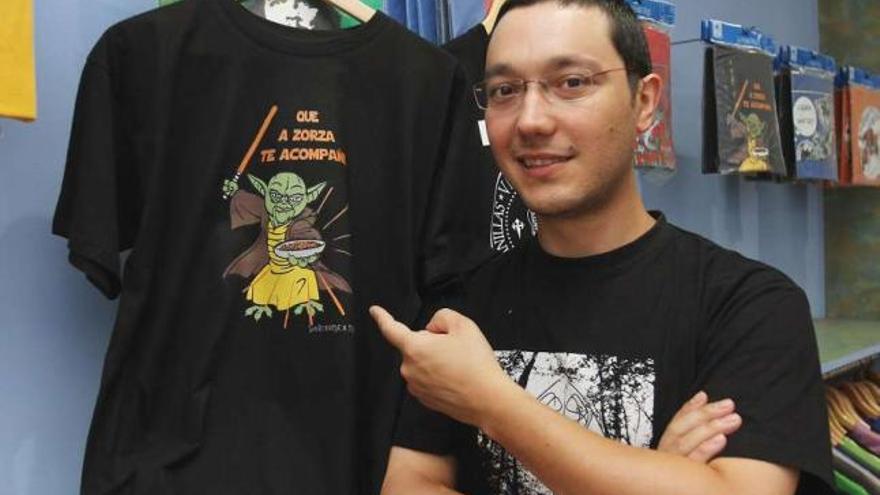 Félix Álvarez posa junto a una camiseta de un personaje de &quot;Star Wars&quot;.  // Iñaki Osorio