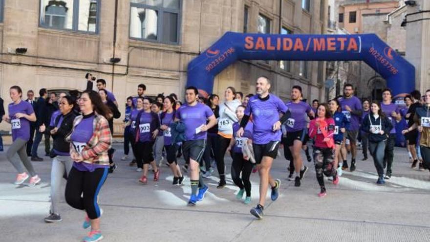 Inicio de la carrera en la plaza de Ferrándiz y Carbonell, corazón del Campus alcoyano.