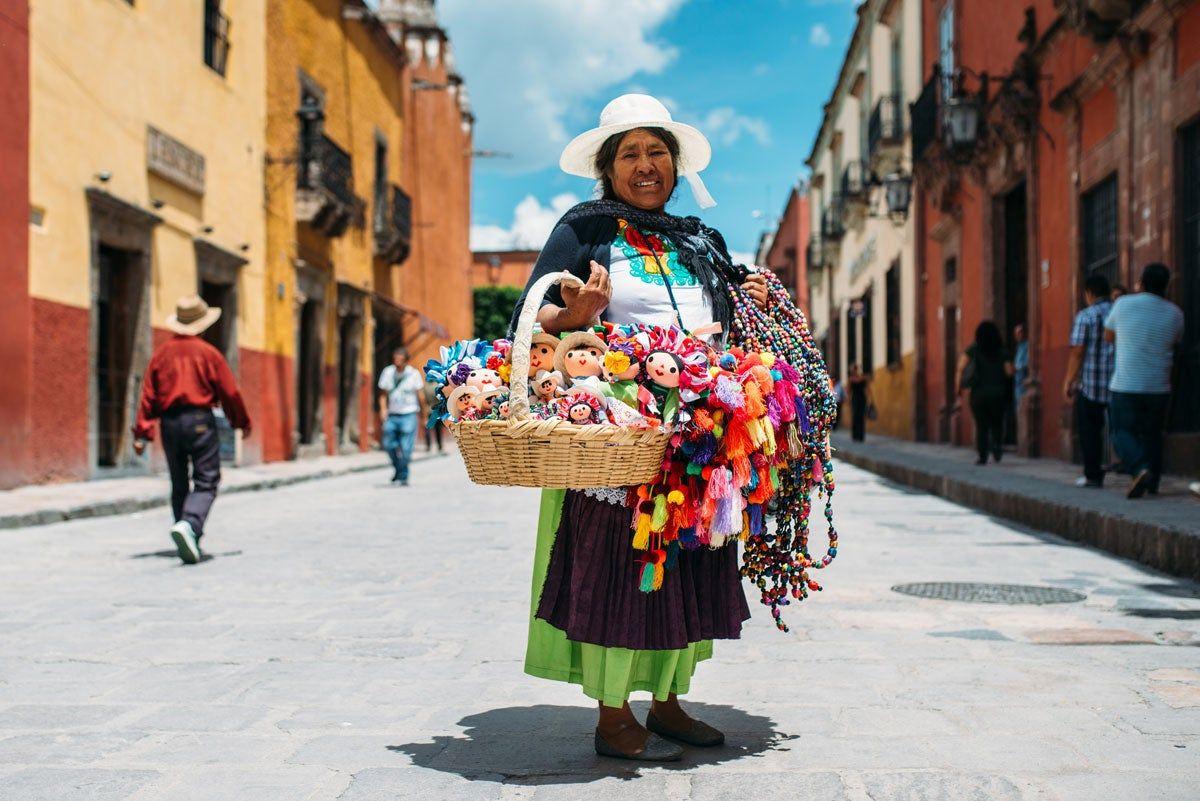 Mujer vendiendo muñecas en las calles de San Miguel de Allende, en Guanajuato, México