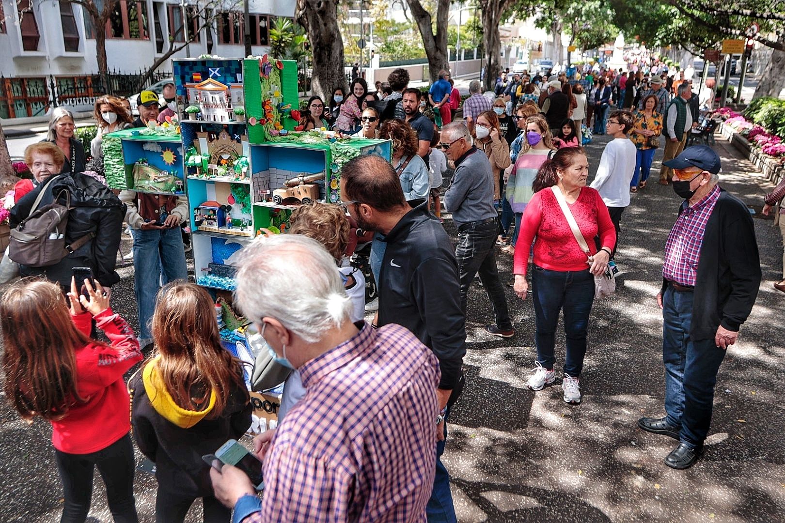 Recorrido por la rambla de Las Tinajas por el Día de la Cruz