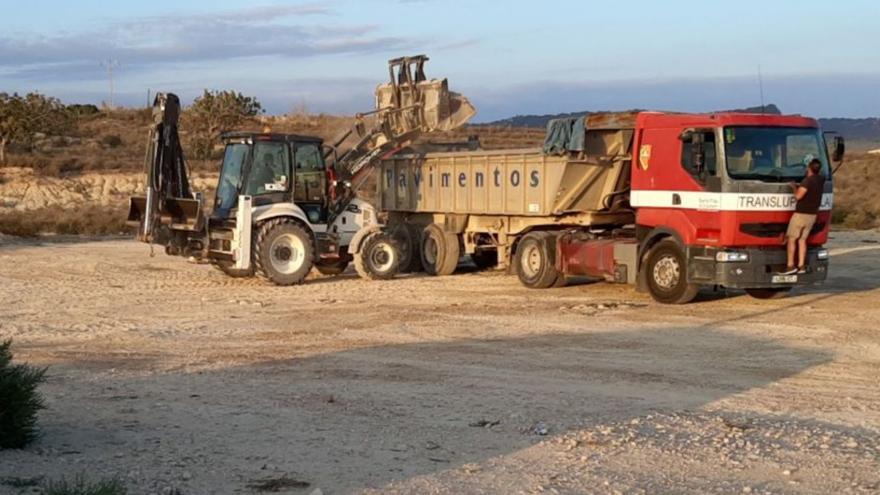 La empresa de la obra del parque Padre Jesús de San Miguel limpia la escombrera ilegal