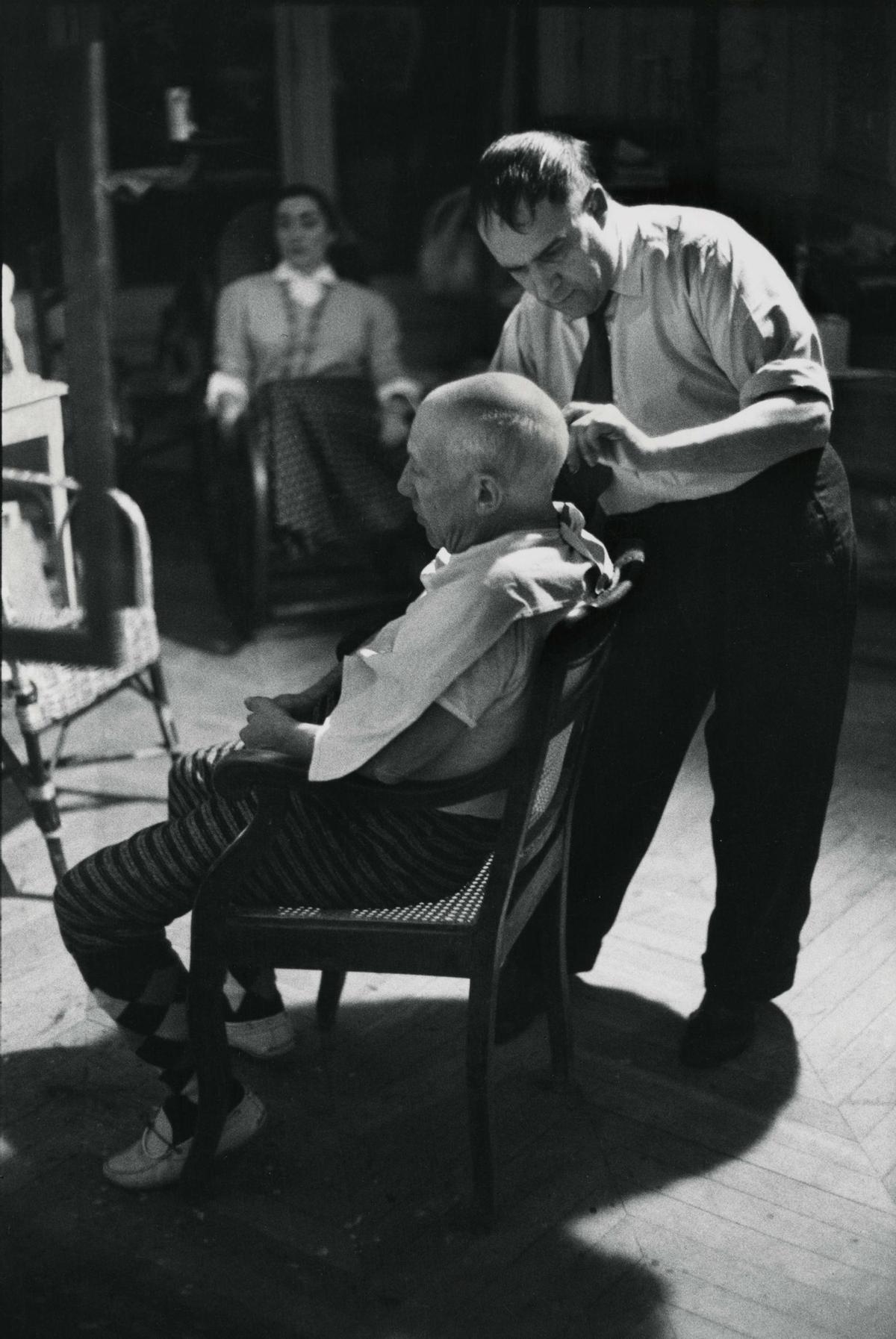 Arias cortando el pelo a Picasso en La Californie, fotografiado por David Douglas Duncan en 1957.