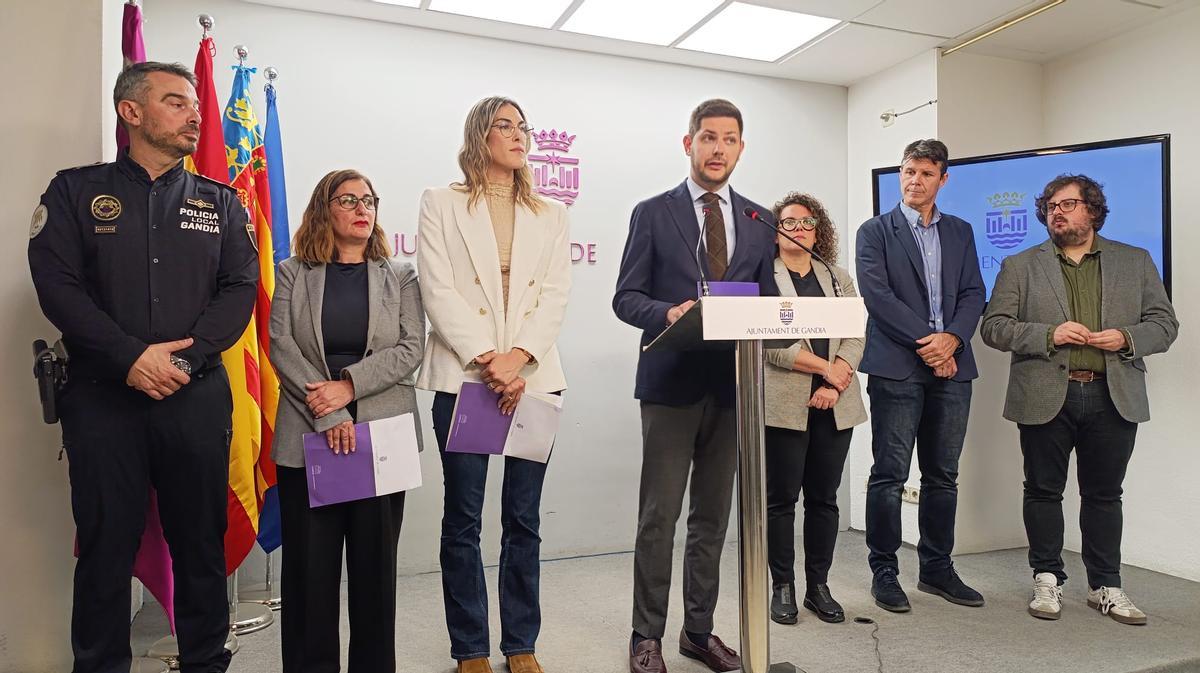 El alcalde de Gandia, José Manuel Prieto, junto a su comparecencia junto al resto de implicados en la gestión de la emergencia