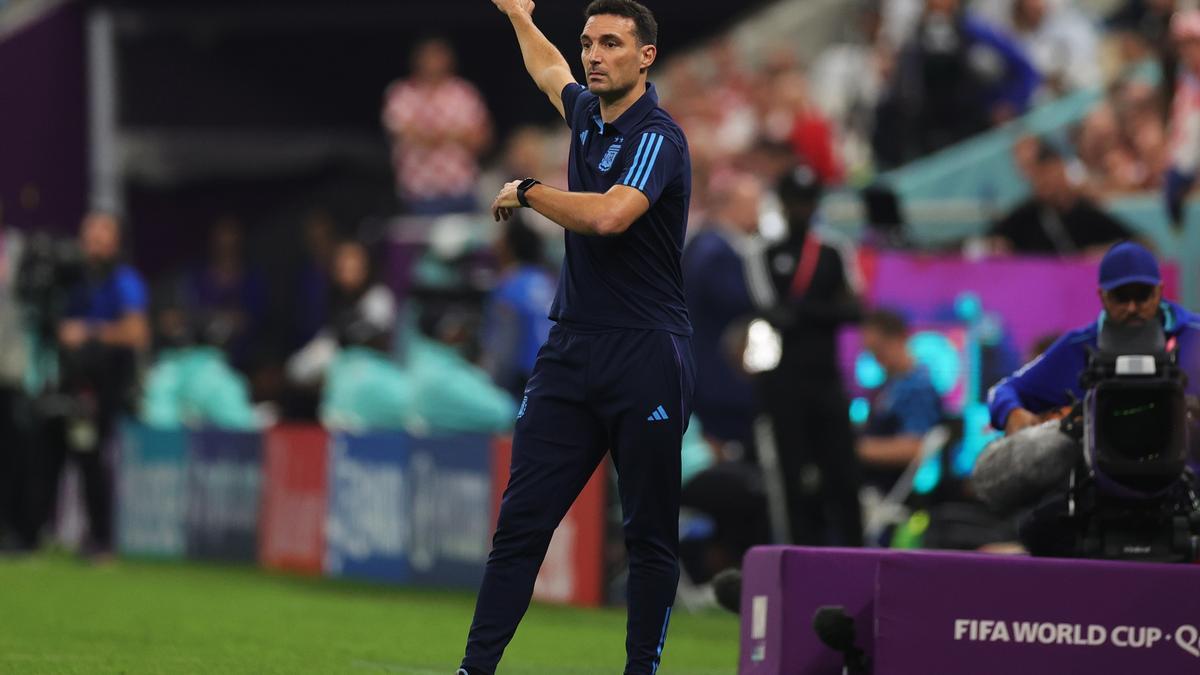 Scaloni, durante un partido de su selección en Qatar