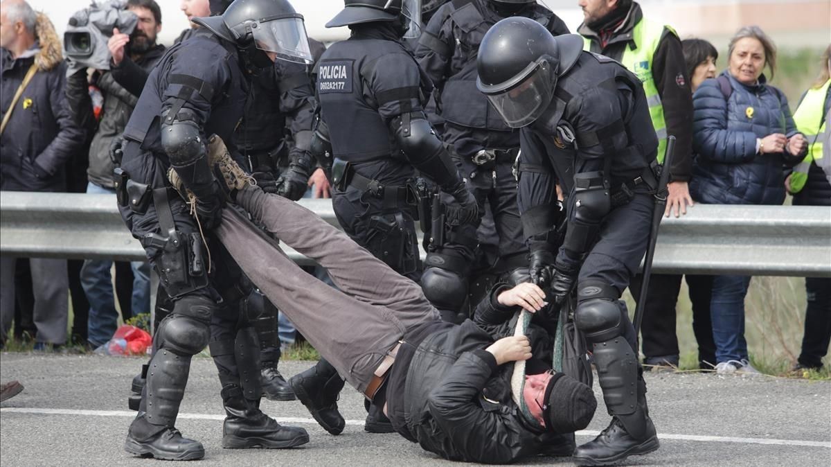 zentauroepp42685003 figueres protestes detencio puigdemont   tall autopista 27 0180327130101