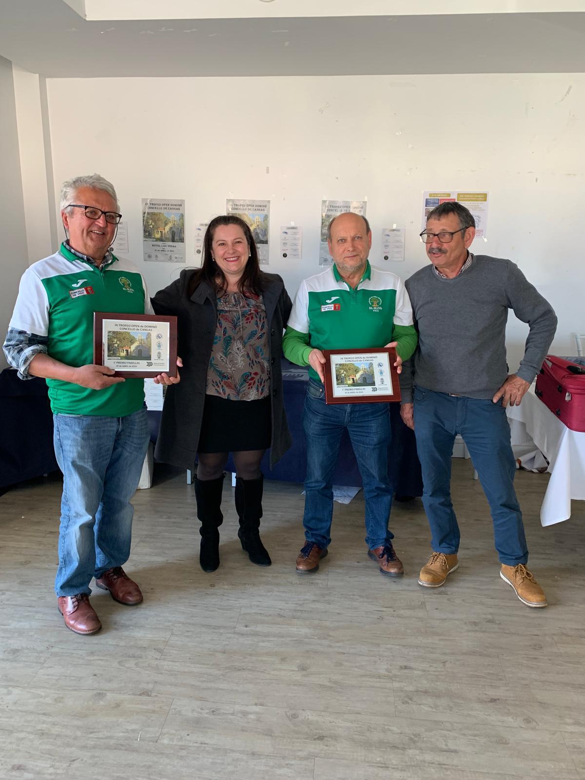 La pareja del club El Olivo, de Vigo, Manuel Carballal y Luis Ferreira (con camisetas verdes) , ganadora del primer premio.