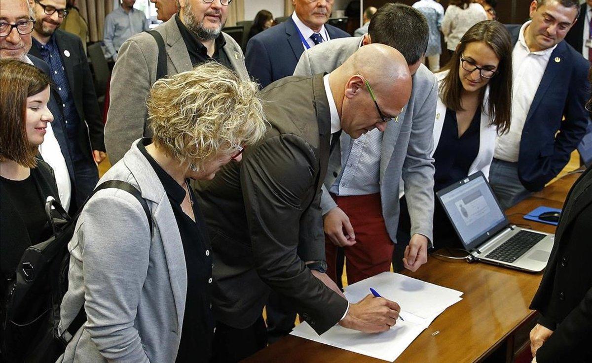Raül Romeva firma un documento en el Senado.