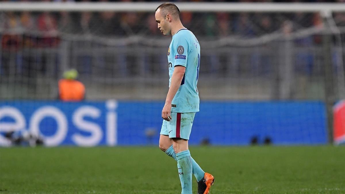 Iniesta abandona abatido el Estadio Olímpico de Roma tras ser sustituido por André Gomes.