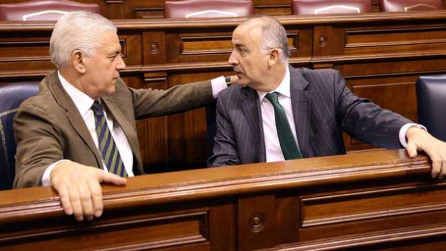 Los consejeros Juan Ramón Hernández (i) y Francisco Hernández Spínola (d) ayer en el Parlamento. | acfi press