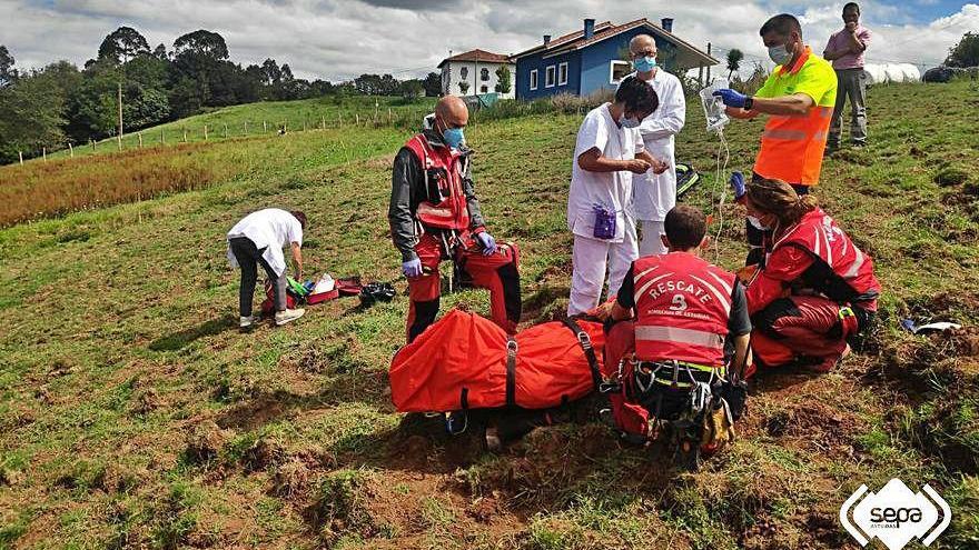 Sanitarios y rescatadores atienden al herido.