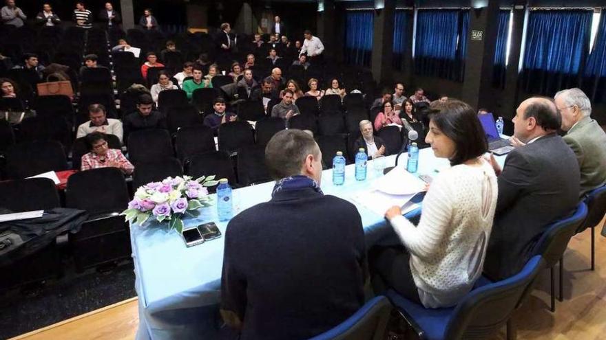 La conselleira, Angeles Vázquez, junto al alcalde de Arbo, Horacio Gil, ayer en la clausura. // A. Hernández